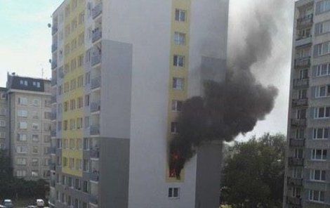 7. června - Po výbuchu z bytu šlehaly plameny a valil se kouř.