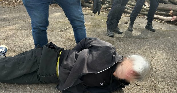 Policisté v Praze dopadli podezřelého muže, který stojí za brutálník útokem na Andělu. (12. duben 2023)