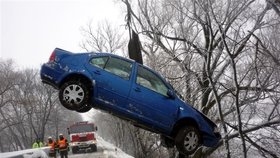 Auto řidičky, která sjela do ze silnice, vytáhli ze srázu jeřábek