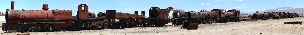 Hřbitov lokomotiv u solné pláně Salar de Uyuni