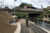 Konec risku: Cyklisté mají v Černovicích za 16 milionů podjezd pod silnicí
