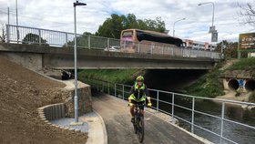 Konec risku: Cyklisté mají v Černovicích za 16 milionů podjezd pod silnicí 