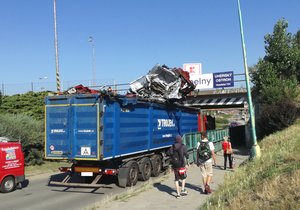 Podjezd pod železniční tratí je na silnici I/54 dobře značen. Přesto v něm častokrát uváznou kamiony. S tímto nákladem se snažil ve čtvrtek 21. června projet Veselím nad Moravou tento nákladní vůz.