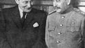 Předseda vlády ČSR Zdeněk Fierlinger a generalisimus Josif Vissarionovič Stalin po podepsání dohody o Podkarpatské Rusi