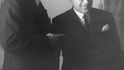Herbert Ripka,ministr zahraničních věcí československé vlády (vlevo) a sovětský vyslanec u československé vlády M. Lebeděv v rozhovoru po podpisu o Podkarpatské Rusi