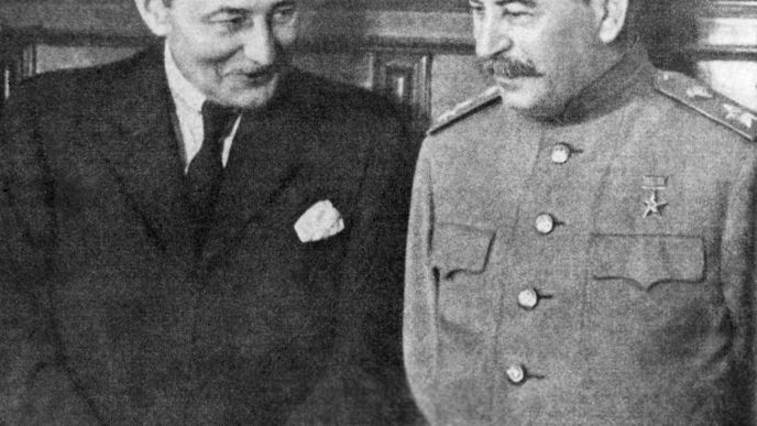 Předseda vlády ČSR Zdeněk Fierlinger a generalisimus Josif Vissarionovič Stalin po podepsání dohody o Podkarpatské Rusi