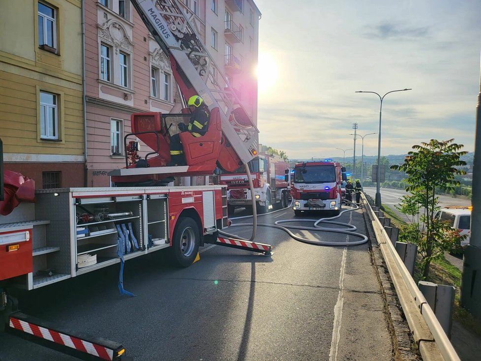 Hasiči zasahovali v Praze 9, kde hořel podkrovní byt.