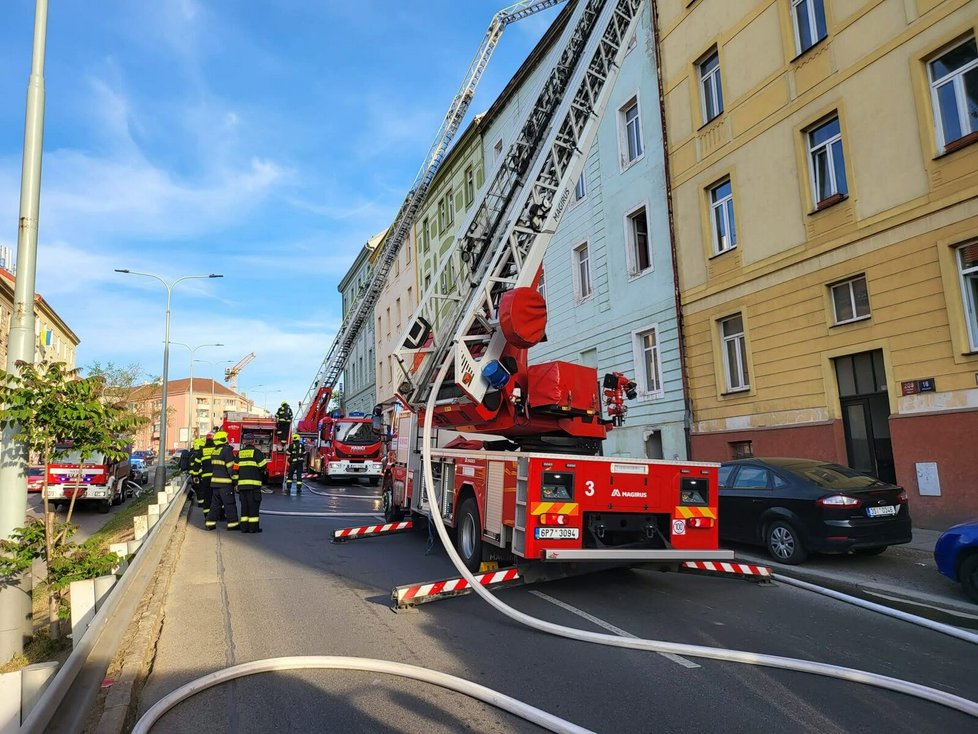 Hasiči zasahovali v Praze 9, kde hořel podkrovní byt.