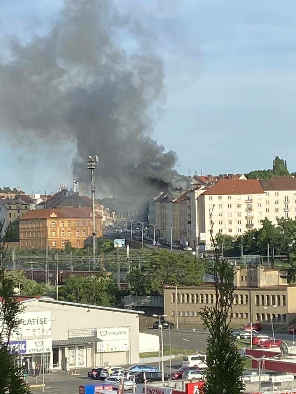 Hasiči zasahovali v Praze 9, kde hořel podkrovní byt.