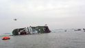 Podle informací jihokorejského ministerstva bezpečnosti bylo na palubě potopeného trajektu přes 450 osob a z nich 179 se podařilo zatím zachránit