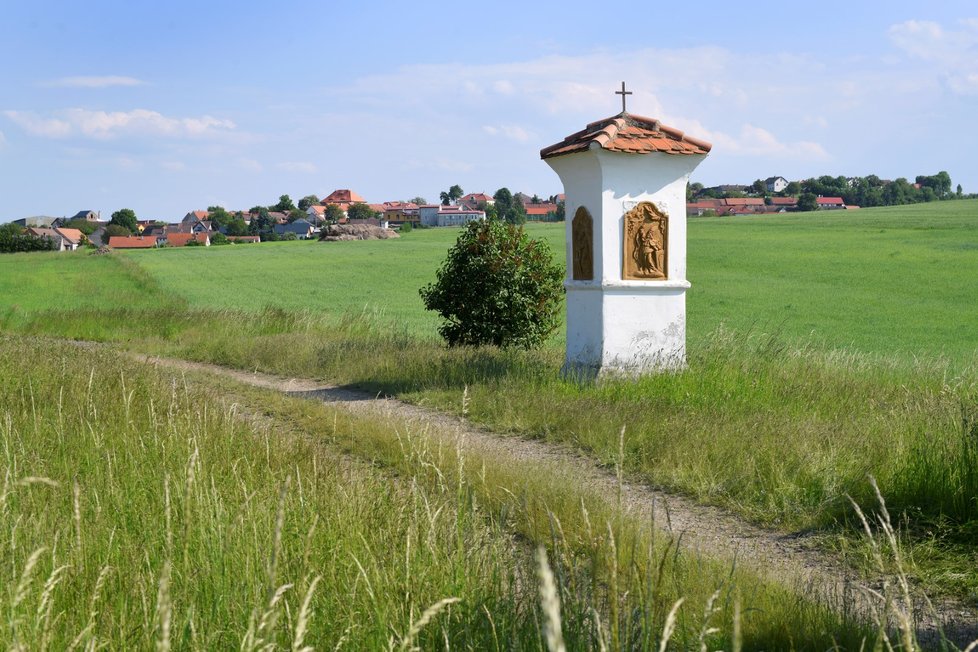 Místo u Podmokel na Rokycansku, kde před 250 lety, 12. června 1771, místní sedlák našel u potoka zlaté mince.