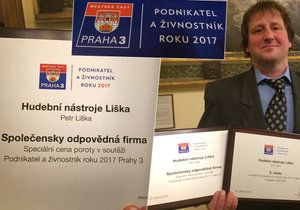 Petr Liška se zabývá prodejem hudebních nástrojů. Jeho úsilí ocenili zákazníci v soutěži Podnikatel a živnostník roku Prahy 3.