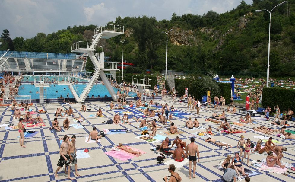 Zejména v létě tu bývá doslova natřískáno, ani vysoký věk stadionu v Podolí neubírá na atraktivitě.