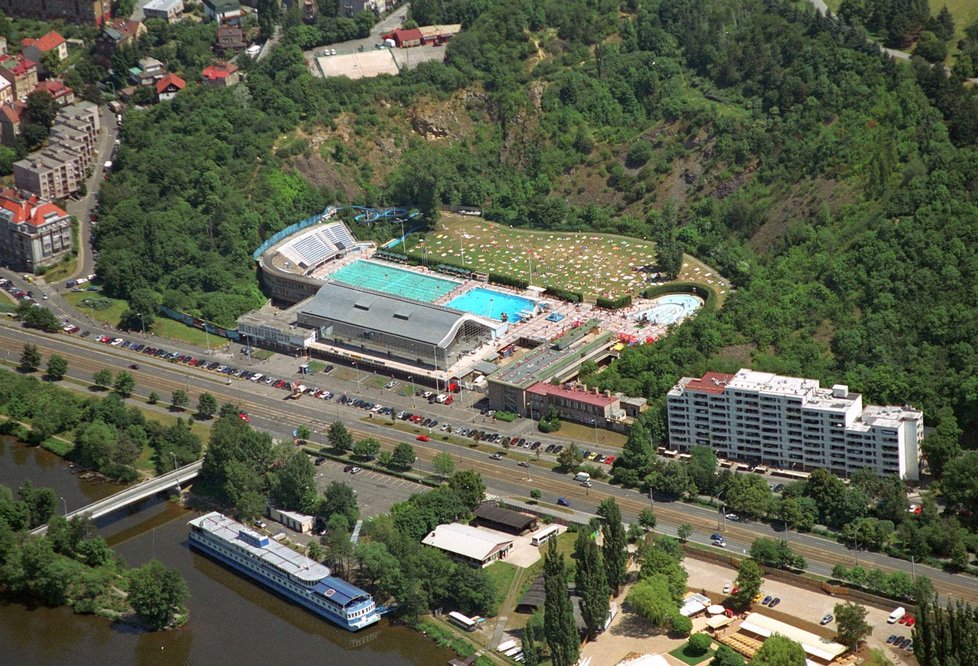 Nezaměnitelné centrum plaveckých sportů v Podolí nabízí 50metrový krytý bazén se skokanskou věží a dva venkovní bazény s délkou 50 a 33 metrů.