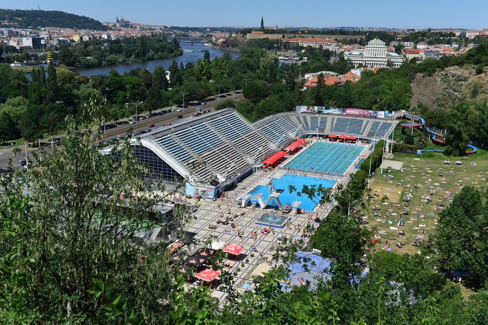 Nezaměnitelné centrum plaveckých sportů v Podolí nabízí 50metrový krytý bazén se skokanskou věží a dva venkovní bazény s délkou 50 a 33 metrů.