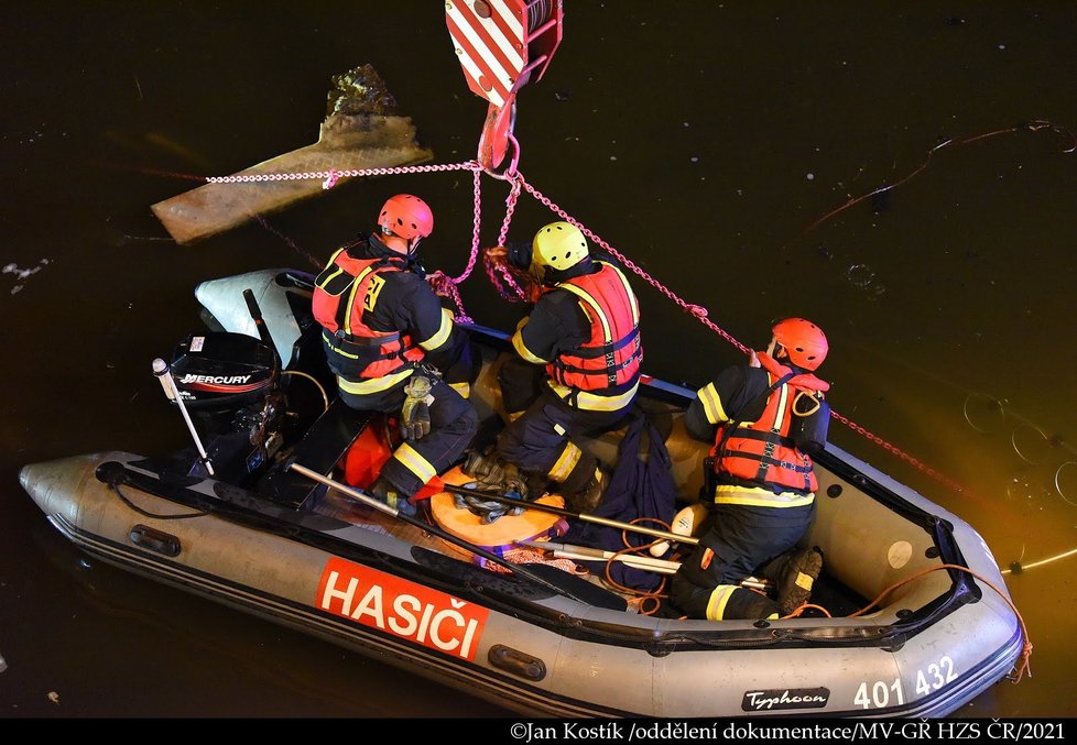 U Podolského nábřeží v Praze hořela v sobotu večer loď. Nakonec shořela skoro celá a potopila se (23. května 2021).