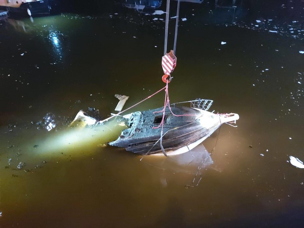 U Podolského nábřeží v Praze hořela v sobotu večer loď. Nakonec shořela skoro celá a potopila se (23. května 2021).