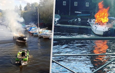 U Podolského nábřeží v Praze hořela v sobotu večer motorová loď. (23. května 2021)