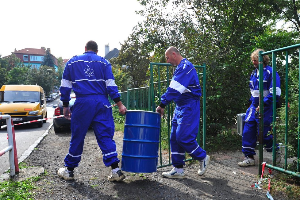 Váleček byl převezen ve speciálním kontejneru k dalším testům