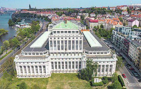 Po domluvené návštěvě místního Muzea pražského vodárenství se můžete podívat i na vodárenskou věž, ze které je panoramatický výhled.