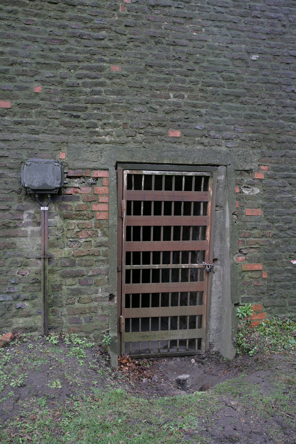 Podhradní vstup do Podolských kasemat. Druhý vchod se nachází uvnitř citadely a byl dlouhá léta zasypán.