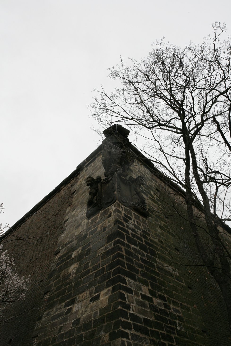 Barokní hradby Vyšehradu působí dodnes značně monumentálně.