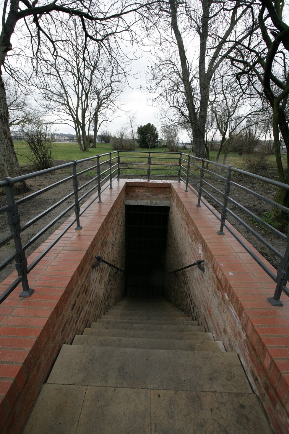 Tento vstup do podzemí, který se nachází uvnitř citadely, nechali komunisté v 70. letech zasypat. Obnoven byl teprve nedávno.