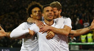 Německo porazilo Podolskiho gólem Anglii, Skotsko jen remizovalo s Kanadou