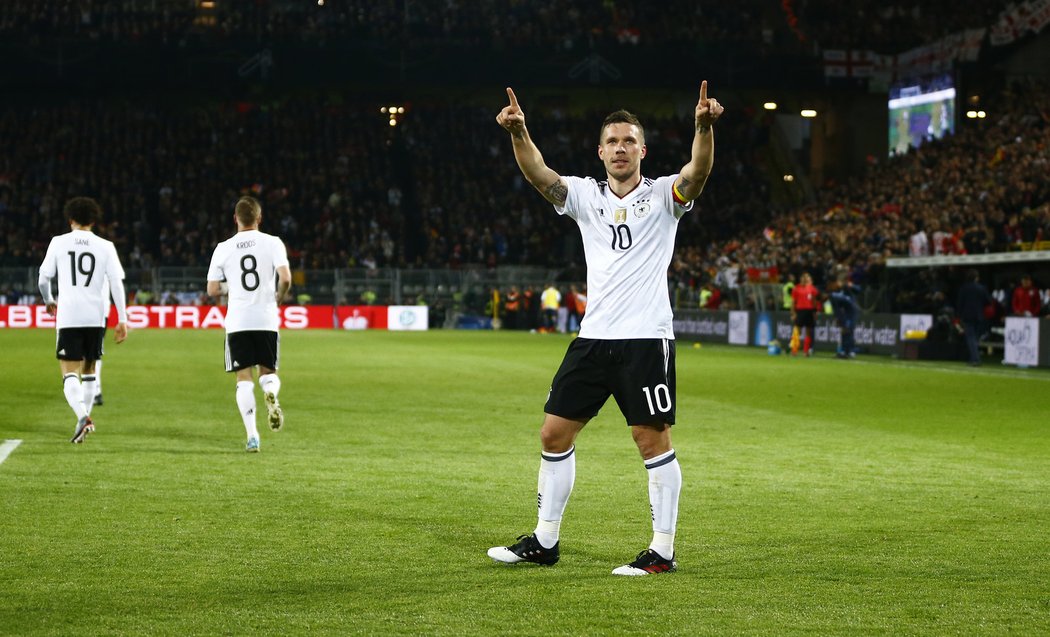 Lukas Podolski s kapitánskou páskou rozhodl duel proti Anglii