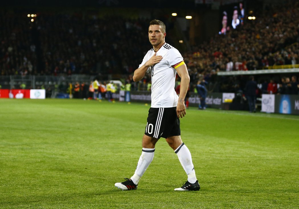 Útočník Německa Lukas Podolski se rozloučil s národním týmem gólem proti Anglii