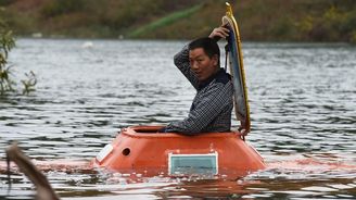Čínský chovatel drůbeže si postavil ponorku
