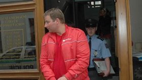 Policisté odvádějí od tachovského soudu Jana B. Soudkyně ho poslala do vazby.