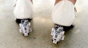 R2-D2 ze Star Wars a tyranosaurus místo podpatků