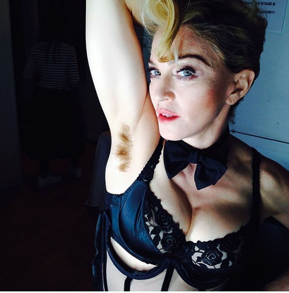 Madonna fotku s neoholeným podpažím vystavila na Instagramu.