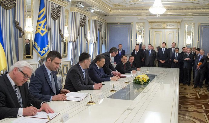 Podpis dohody mezi ukrajinskou opozicí a prezidentem Viktorem Janukovyčem