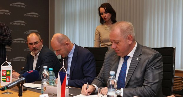Podpis memoranda v Plzni, zprava ministr vnitra Milan Chovanec, hejtman Plzeňského kraje Josef Bernard a primátor Plzně Martin Zrzavecký