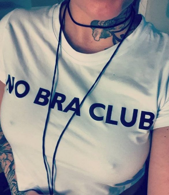 Hnutí #NoBra se šíří: Ženy na Instagramu osvobozují svá ňadra od podprsenek.