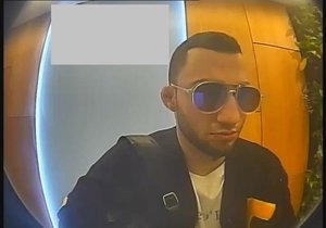 Policisté hledají muže, který si v Praze z bankomatu vybral cizí peníze.
