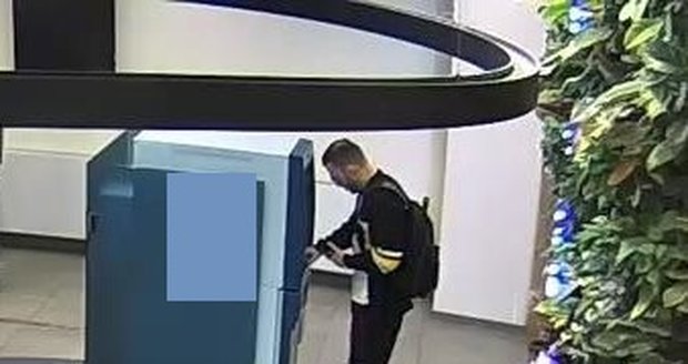Policisté hledají muže, který si v Praze z bankomatu vybral cizí peníze.