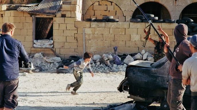 Slavné video, jak kluk zachrání vSýrii holčičku, je smyšlené.