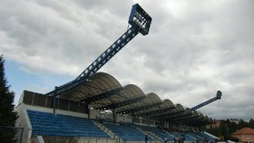 V 90. letech výstavní prvoligový stánek v Drnovicích chátrá. Někdejší prvoligový klub zkrachoval v roce 2006, teď se tady kope okresní přebor.