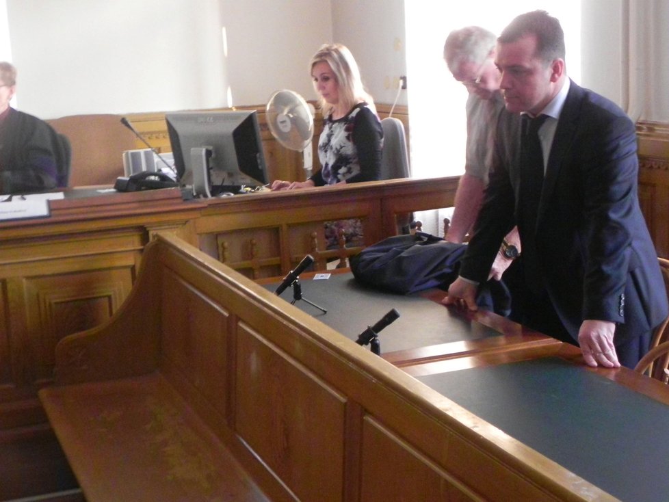 Syn někdejšího fotbalového bosse Robert (vpravo) byl letos Krajským soudem v Brně nepravomocně odsouzen k 5 rokům vězení za podvody.