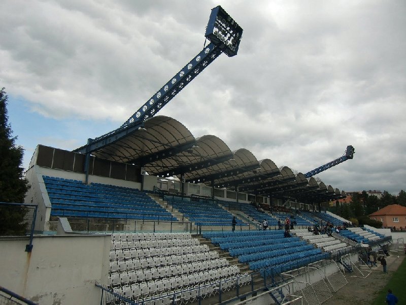 Někdejší výstavní prvoligový stánek v Drnovicích chátrá. Někdejší klub zkrachoval v roce 2006, teď se tady hraje okresní přebor.