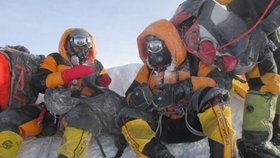 Manželský pár tvrdil, že se jim podařilo vylézt na Everest. Lhali.