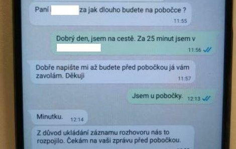 Komunikace ženy s podvodníky. Jeden z nich poslal jako »důkaz« údajný služební průkaz z banky, kde měl pracovat.