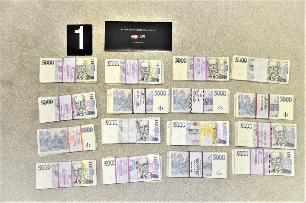 Ve spárech policistů a celníků skončil člověk, který si na podvodech přišel na 45 milionů korun.