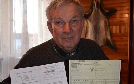 Stanislav Oškera ukazuje dopis (vlevo) a technický průkaz s termínem vyřazení vozu.