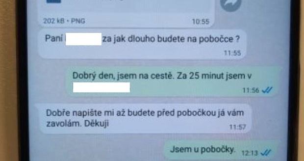 Komunikace ženy s podvodníky. Jeden z nich dokonce poslal prý jako důkaz údajný služební průkaz z banky, kde měl pracovat.