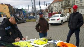 Ukrajince zadrželi strážníci a předali policii.