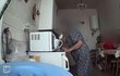 Seniorka jde »návštěvě« uvařit čaj, zlodějka jí mezitím z důchodu bez skrupulí sebere pět tisíc.